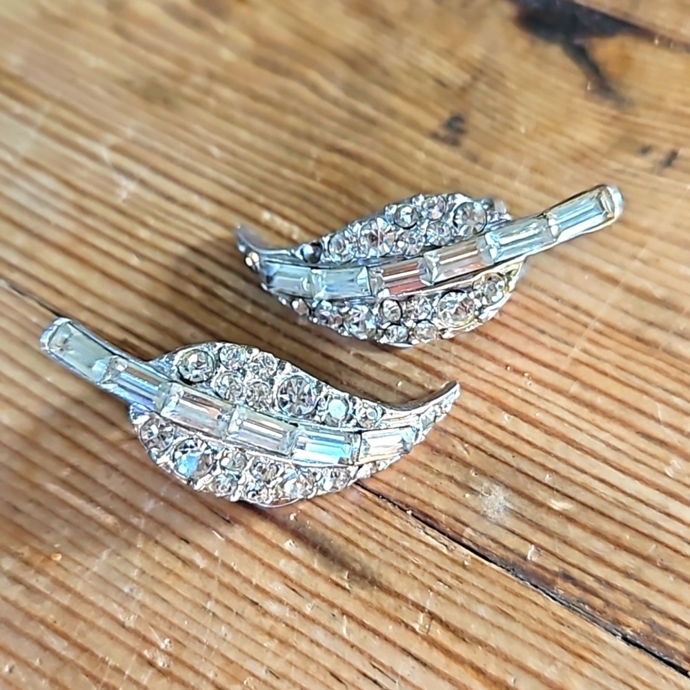 Vintage Pell Silvertone Rhinestone Leaf Clip On Earrings